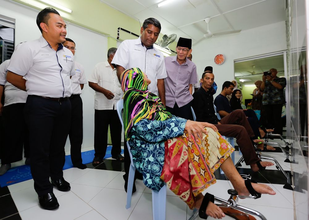 Sumbangan fisioterapi bantu warga emas berjalan semula