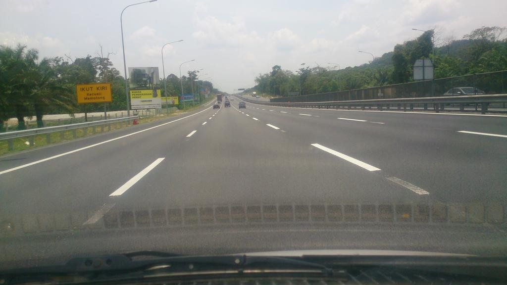 Jalan raya bandar utama Lembah Klang mula lengang