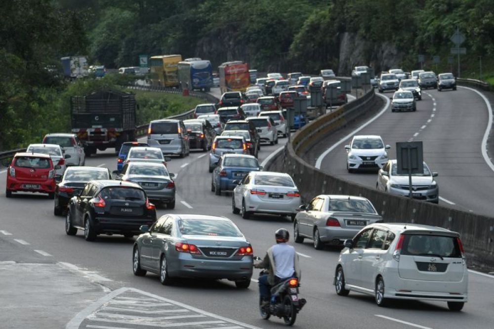 Aliran trafik perlahan di beberapa lebuh raya setakat tengah hari