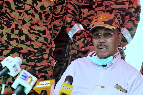 Oil boom diguna sekat, kawal pencemaran bahan kimia di Sungai Kim Kim