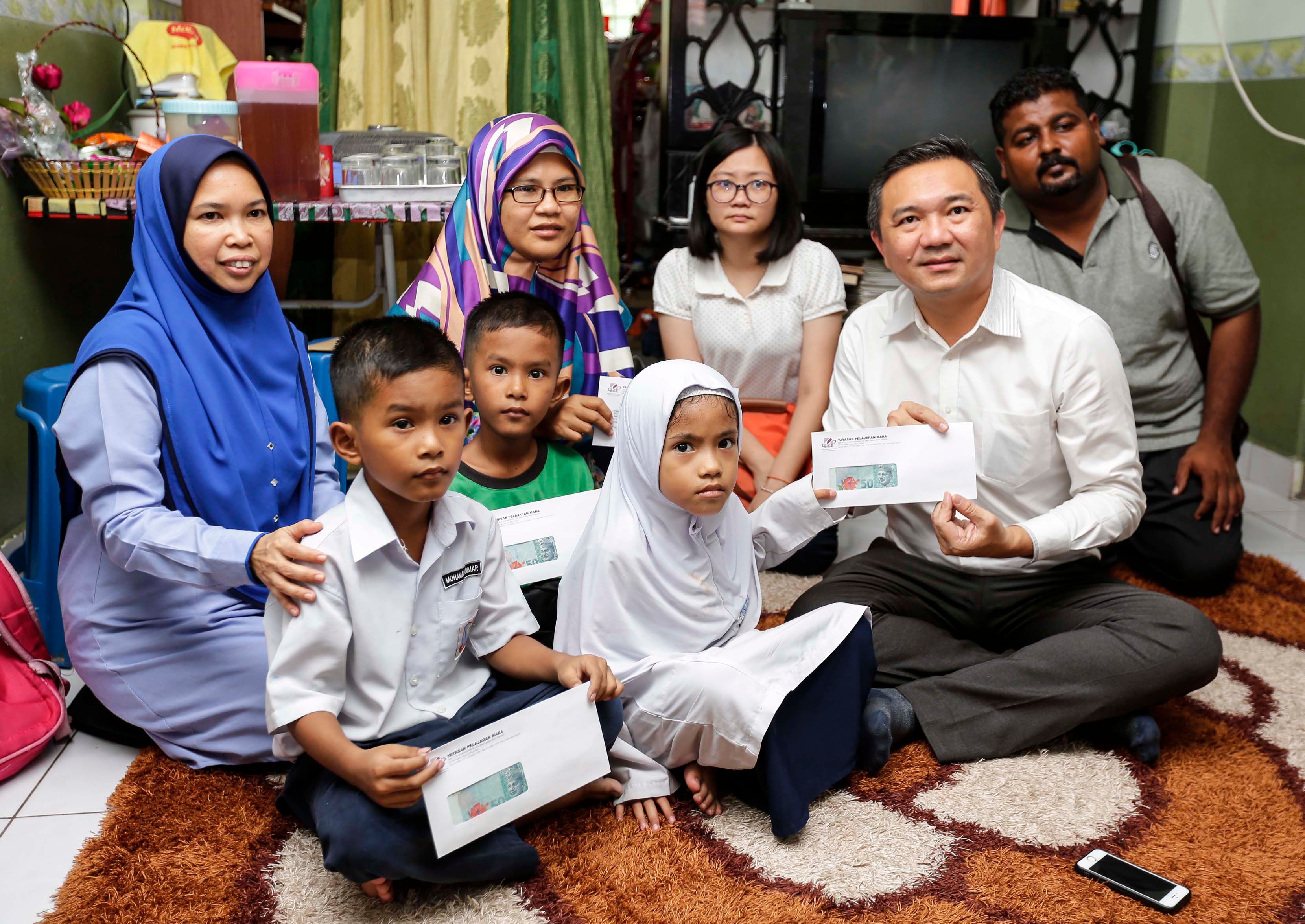 Balu pemandu lori rentung terima sumbangan PERKESO