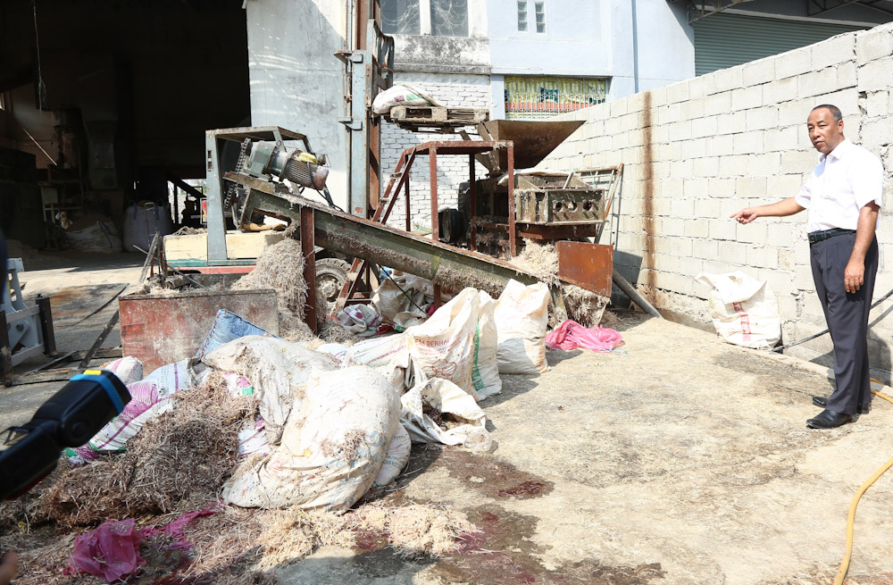 Meloyakan, kilang haram proses bulu ayam disita