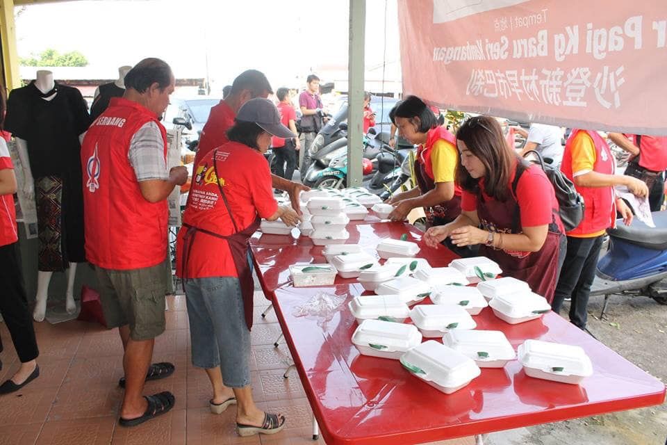 வெள்ளைக் கொடி ஏற்றிய ஐந்து குடும்பங்களுக்கு சட்டமன்ற உறுப்பினர் உதவி