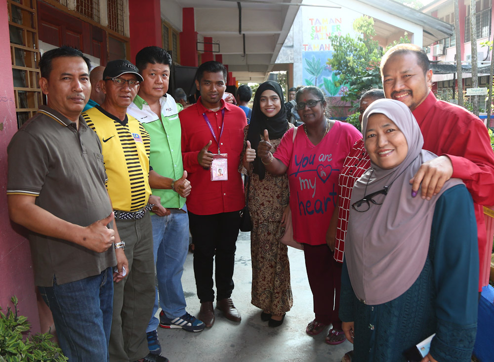 Aiman mengundi di SMK Engku Husain
