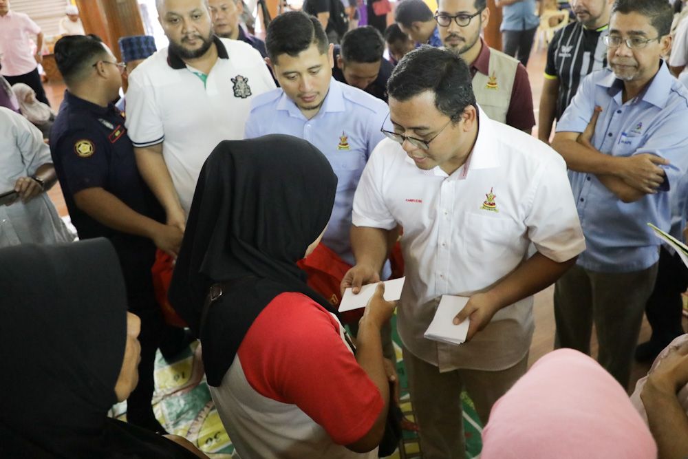 Mangsa ribut terima bantuan awal RM500