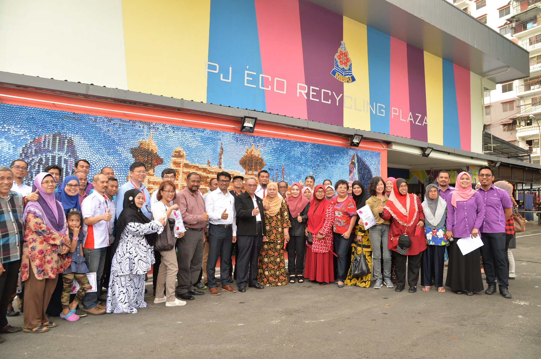 Mural 3D guna 20,160 penutup botol