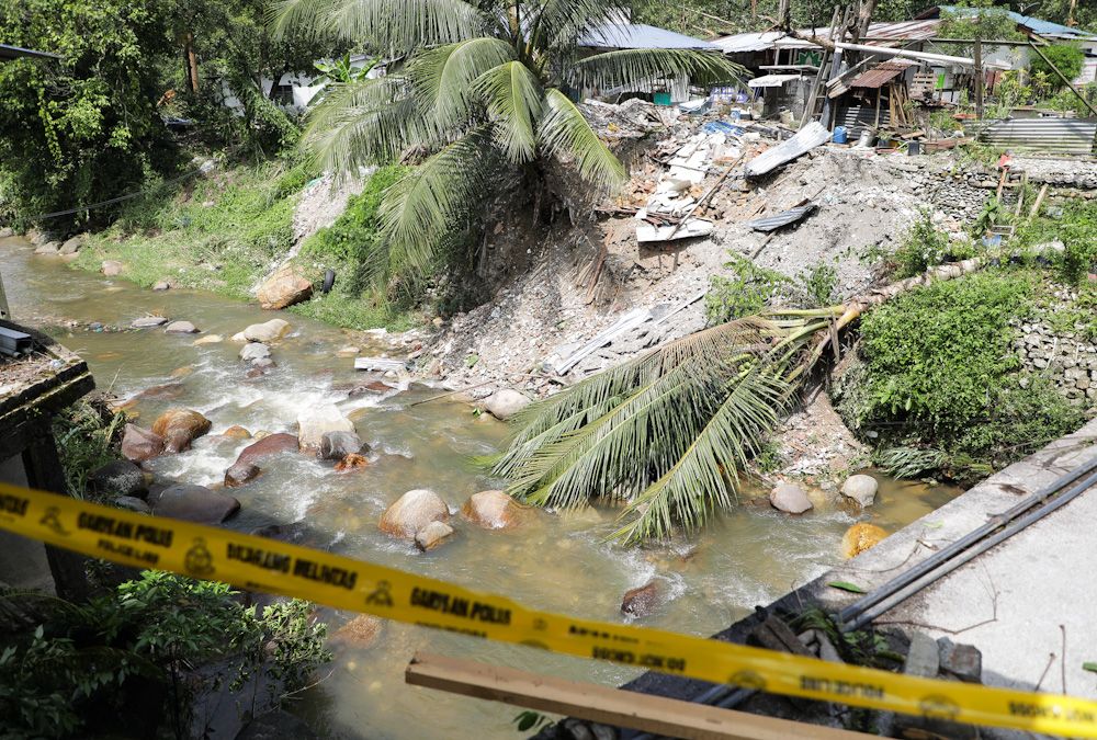 Angin berpusar tumbangkan pokok besar-mangsa ribut
