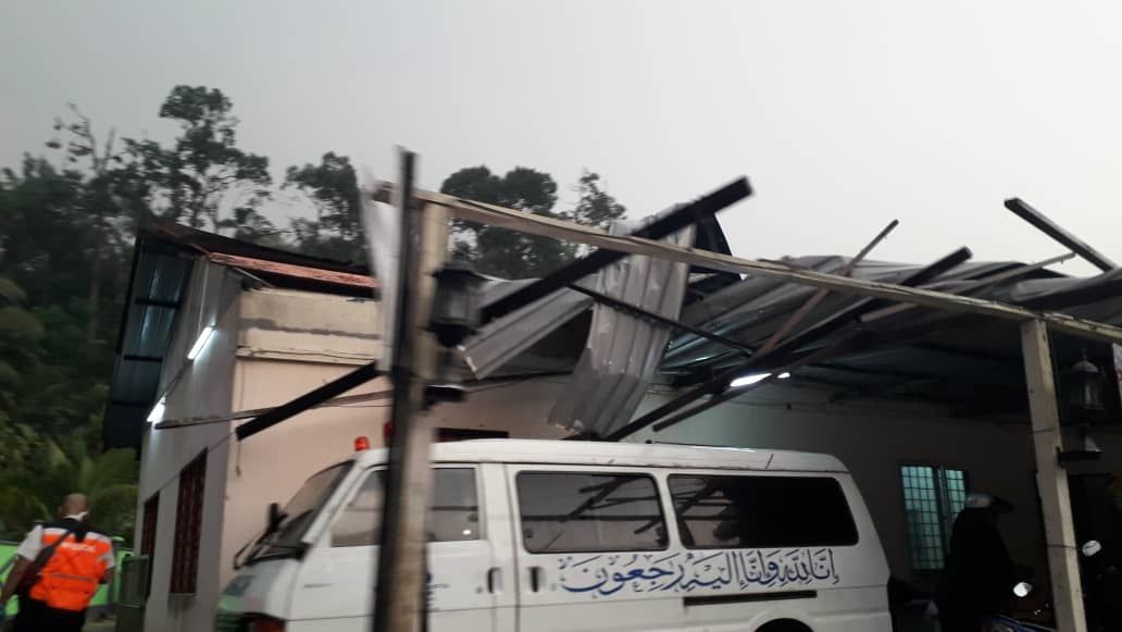 Empat parah kejadian pokok tumbang di Gombak