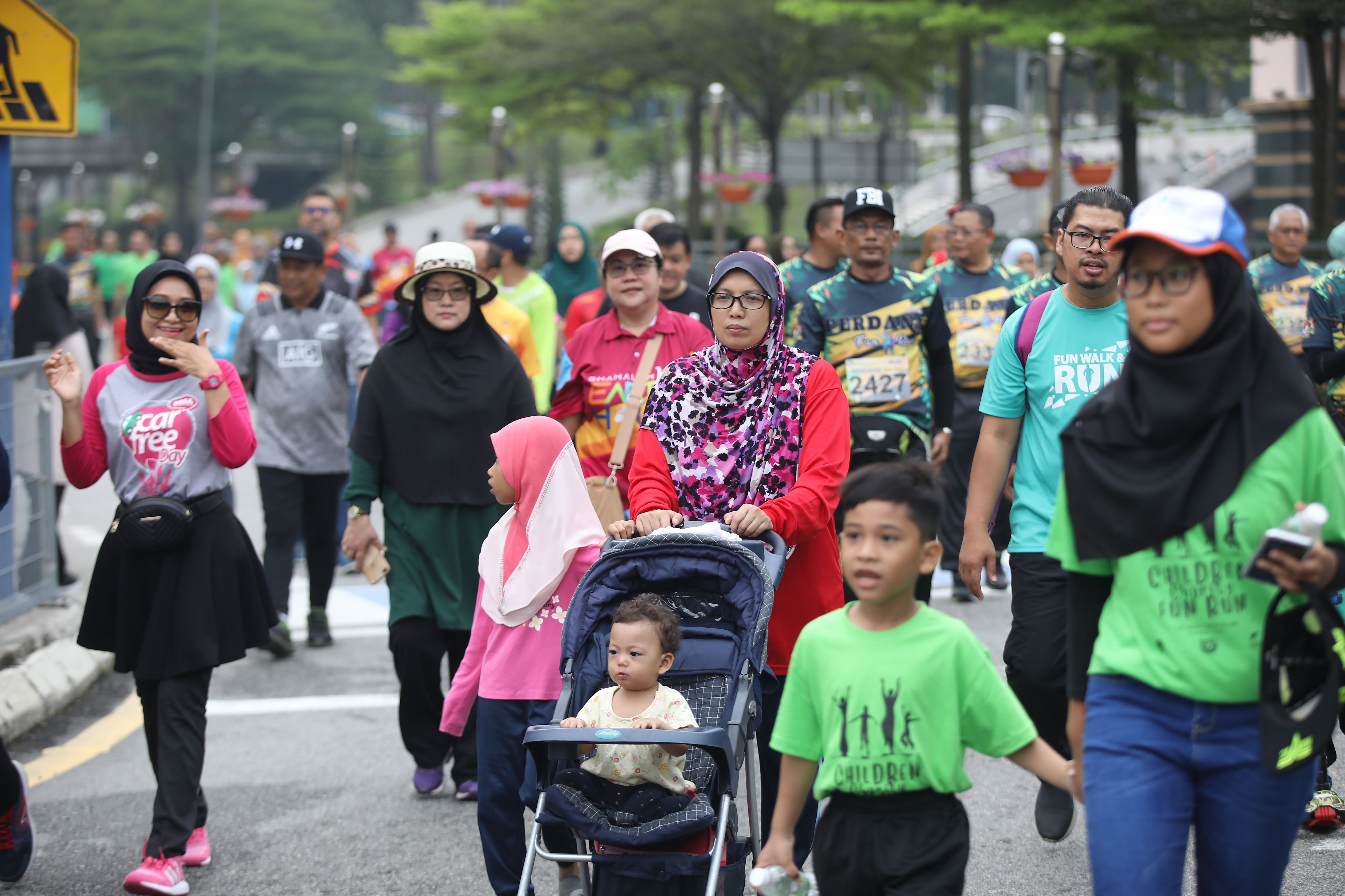 莎阿南无车日闹哄哄  千名教师及家属齐参与