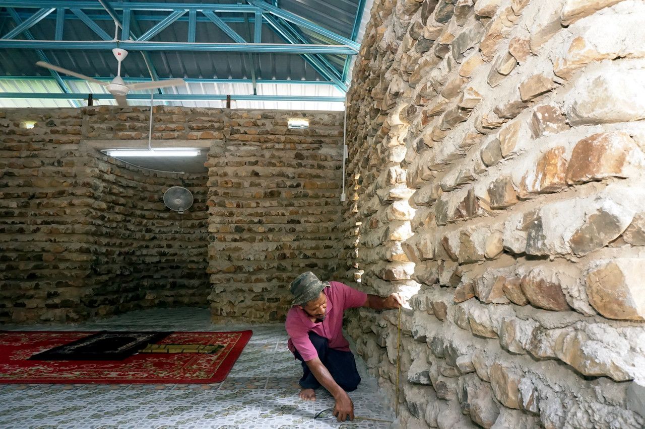 Bina surau guna batu sungai