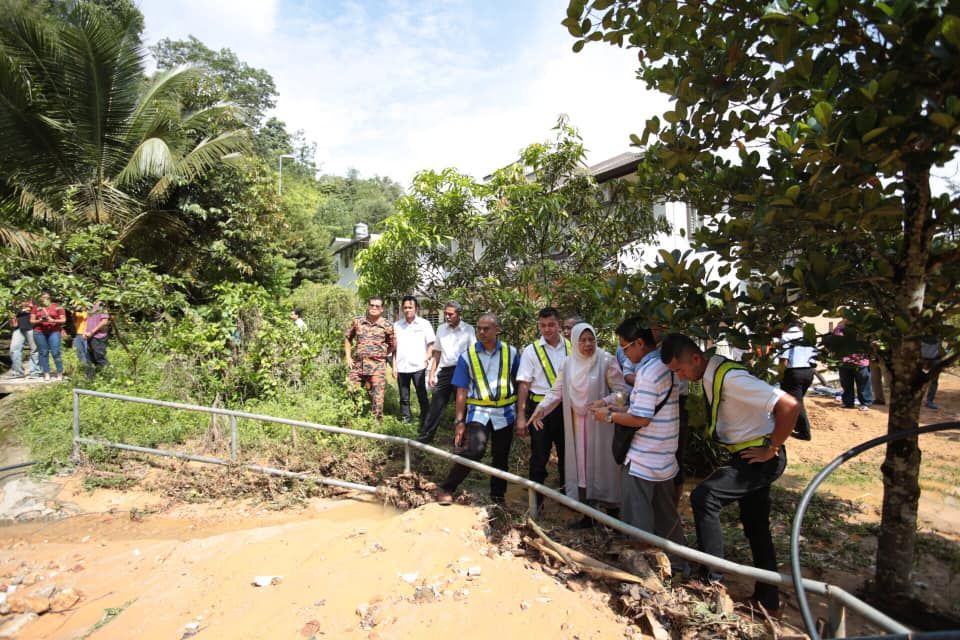 Zuraida Visits Selangor Area Affected by Flash-flood