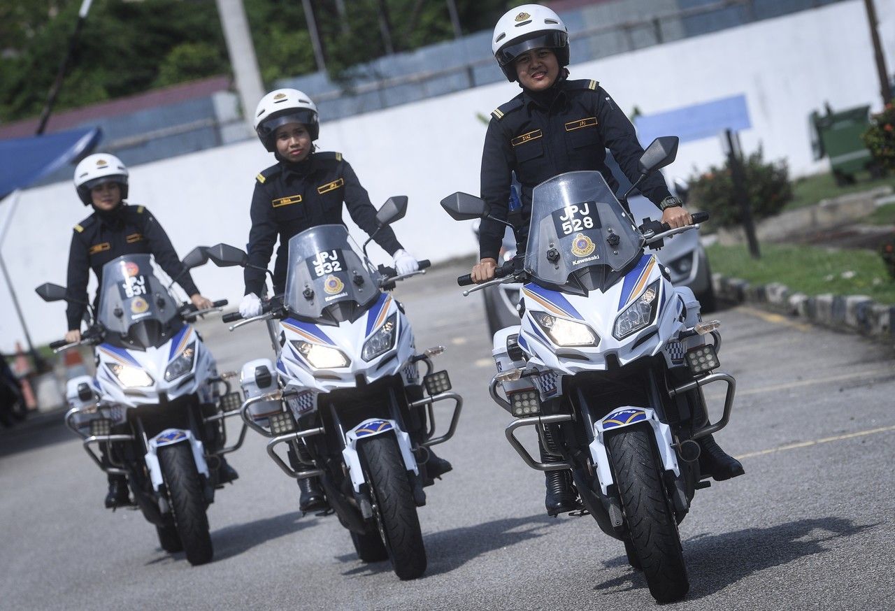 JPJ KL miliki anggota penguat kuasa bermotosikal wanita pertama