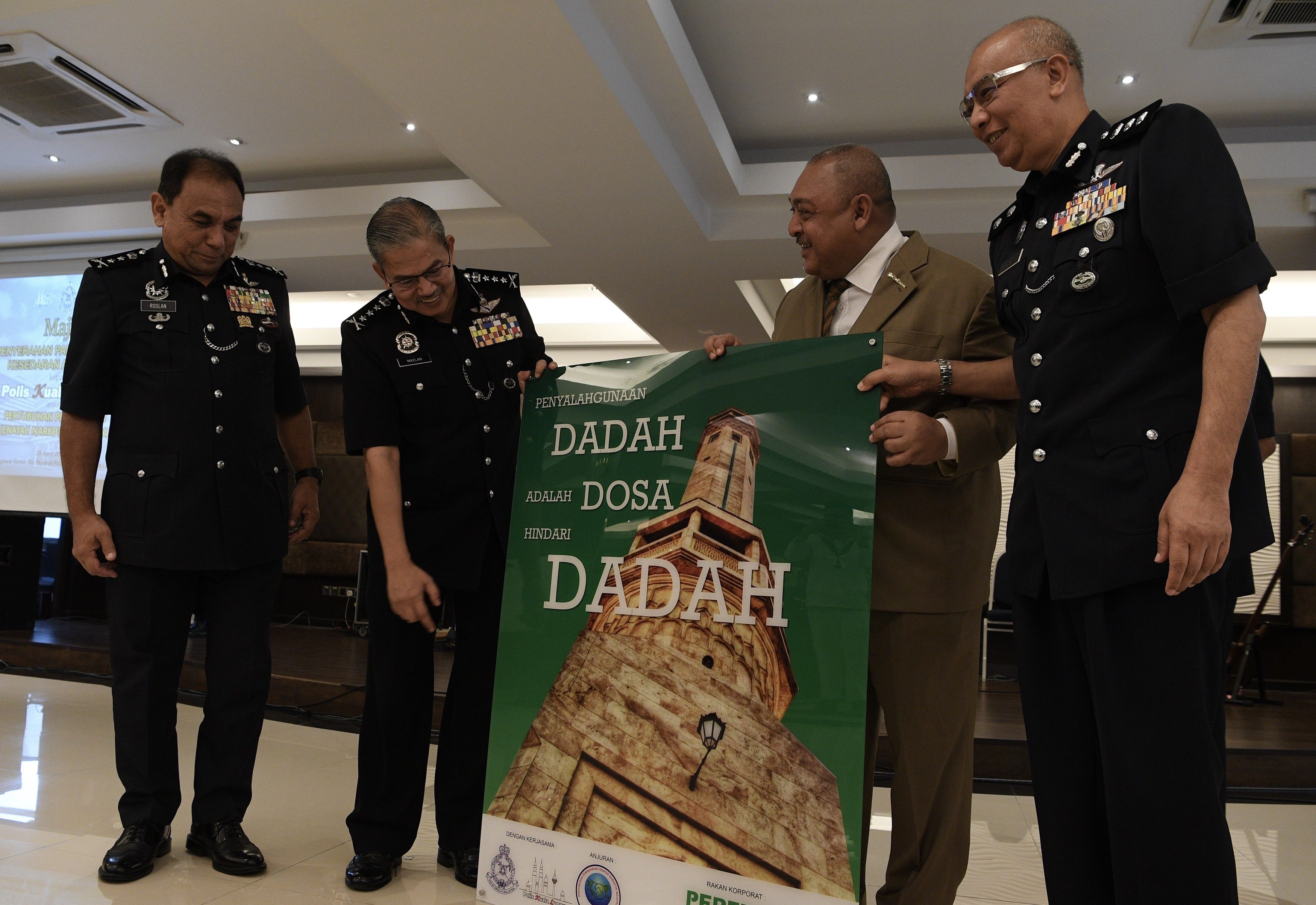 Papan informasi anti dadah di sekolah