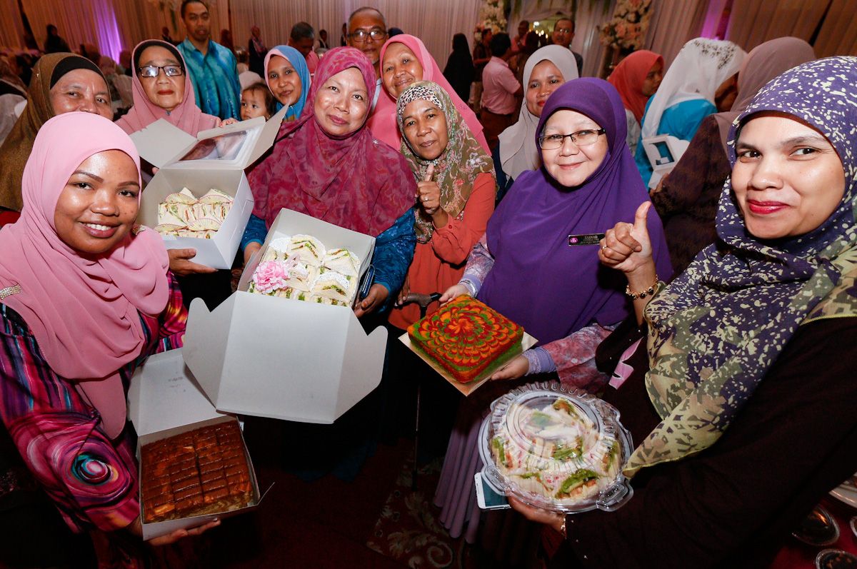 Parameswary mahir buat kuih tradisional Melayu