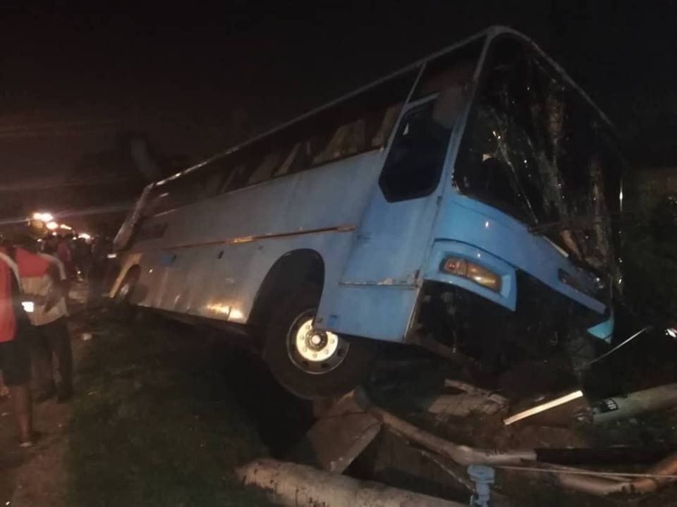 Empat cedera, bas bawa 30 pekerja kilang terbabas