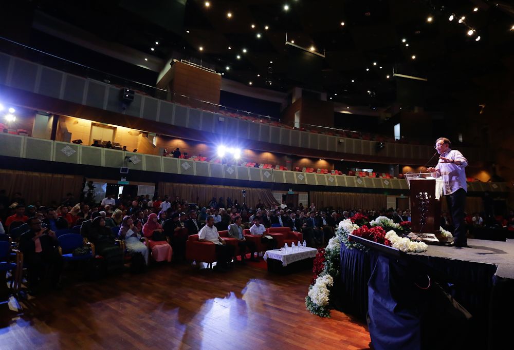 Ekonomi sukar, kebajikan pelajar tidak dipinggir - Anwar