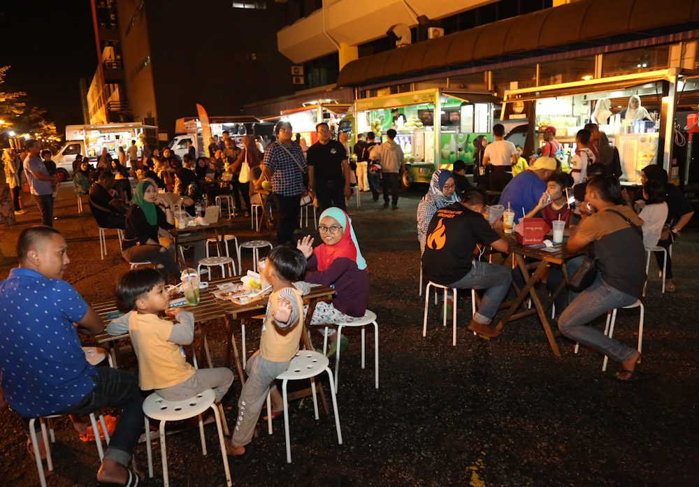 Orang ramai gamatkan SACC Walk Fiesta