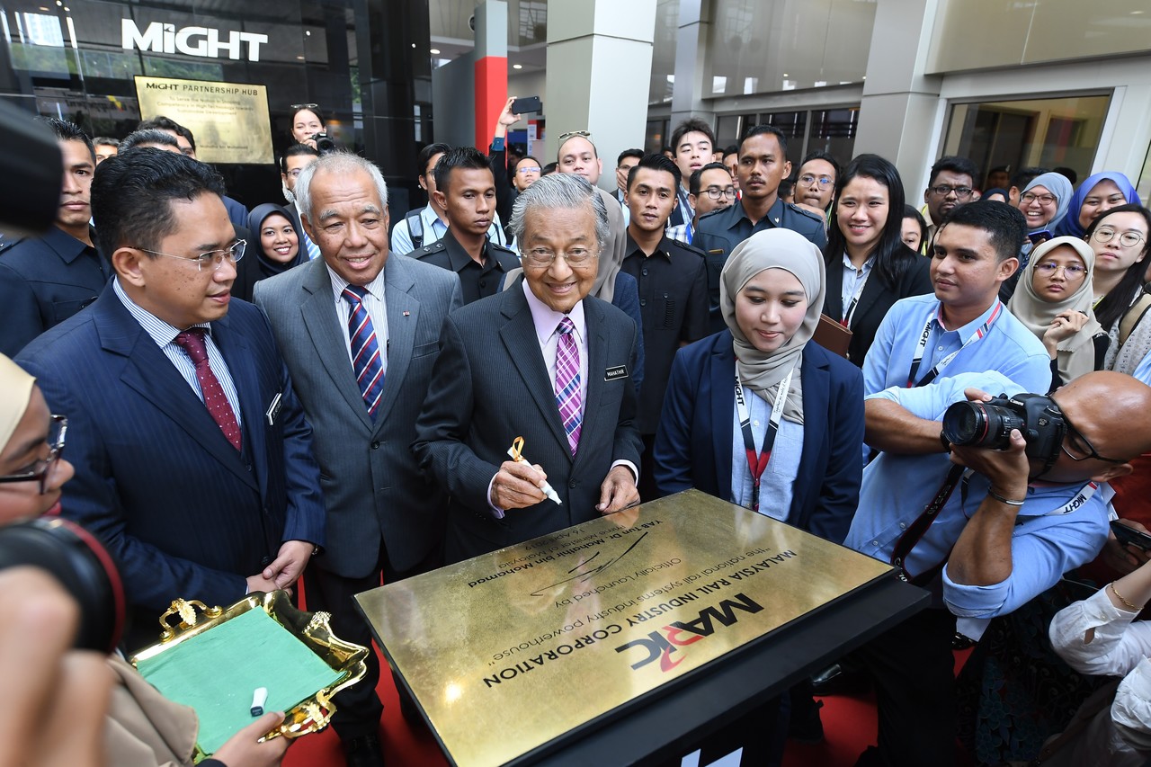 HSR bukan projek 'benar-benar perlu'-Tun M