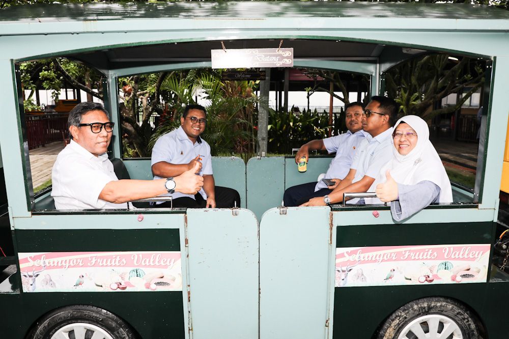 MB teruja dibawa mengelilingi Selangor Fruit Valley