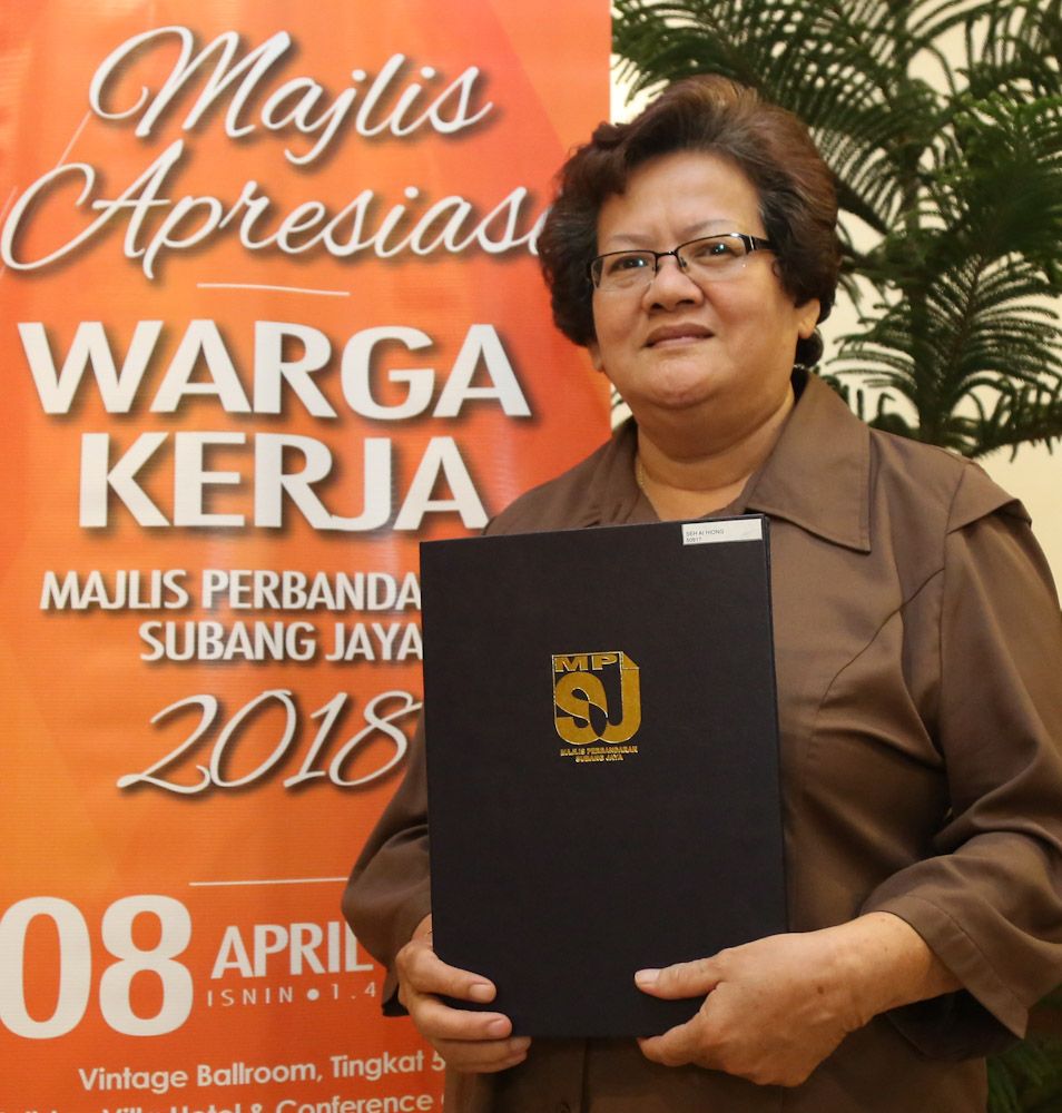 Tukang cuci terima enam kali anugerah perkhidmatan cemerlang