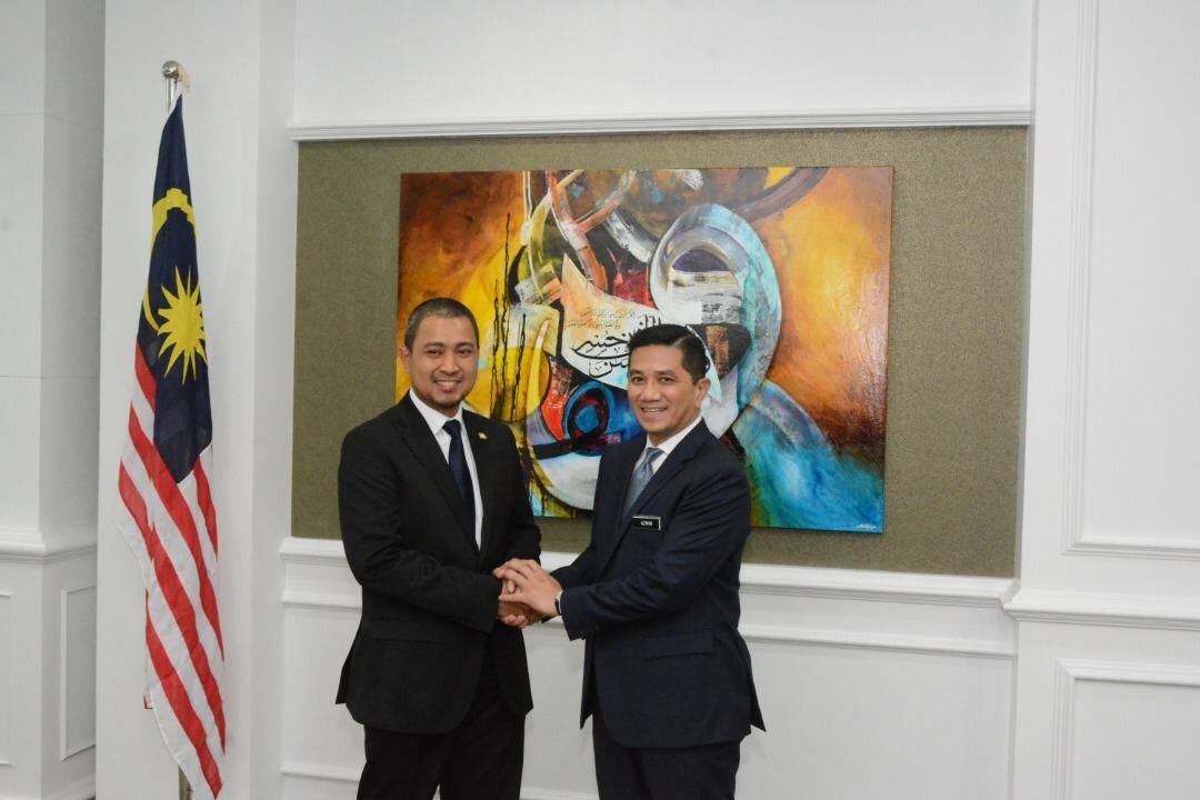 Azmin terima kunjungan MB Johor