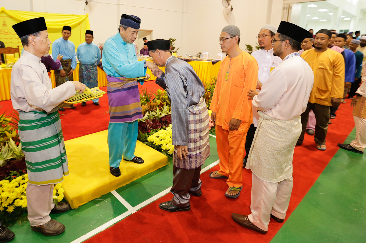 DYMM Sultan Selangor berkenan serah sumbangan Aidilfitri