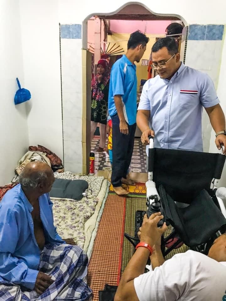 Prihatin warga emas guna troli, MB hadiahkan kerusi roda elektrik