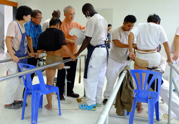 Yayasan dari Thailand sumbang 250 kaki palsu percuma