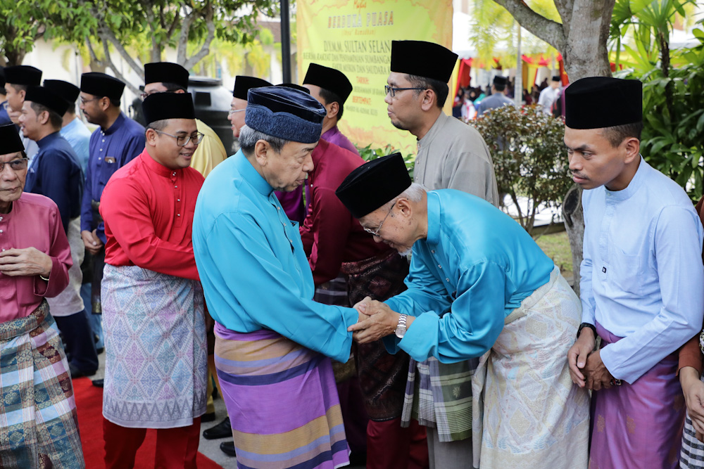 Sultan Sharafuddin serah bantuan Aidilfitri kepada pelajar KUIS