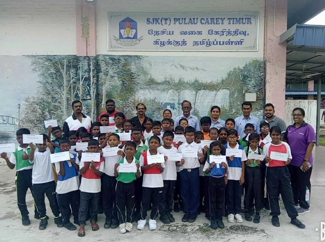 37 pelajar SJKT Pulau Carey terima subsidi tambang bas