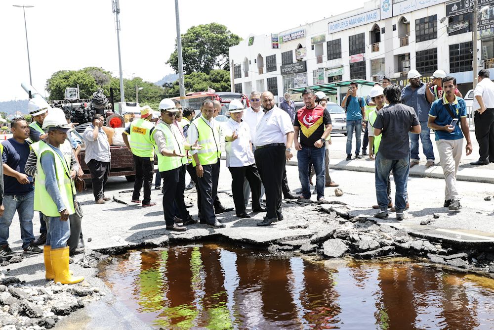 Paip air meletup selepas lori 'disedut' jalan raya mendap