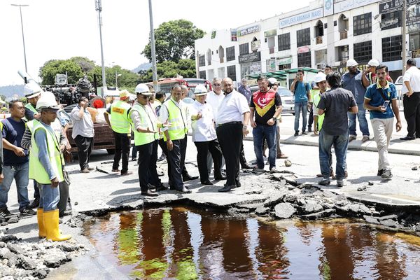 Paip air meletup selepas lori 'disedut' jalan raya mendap