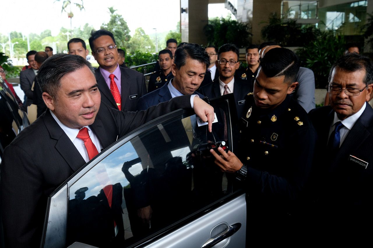 Cermin sisi dan belakang kenderaan dibenar gelap sepenuhnya