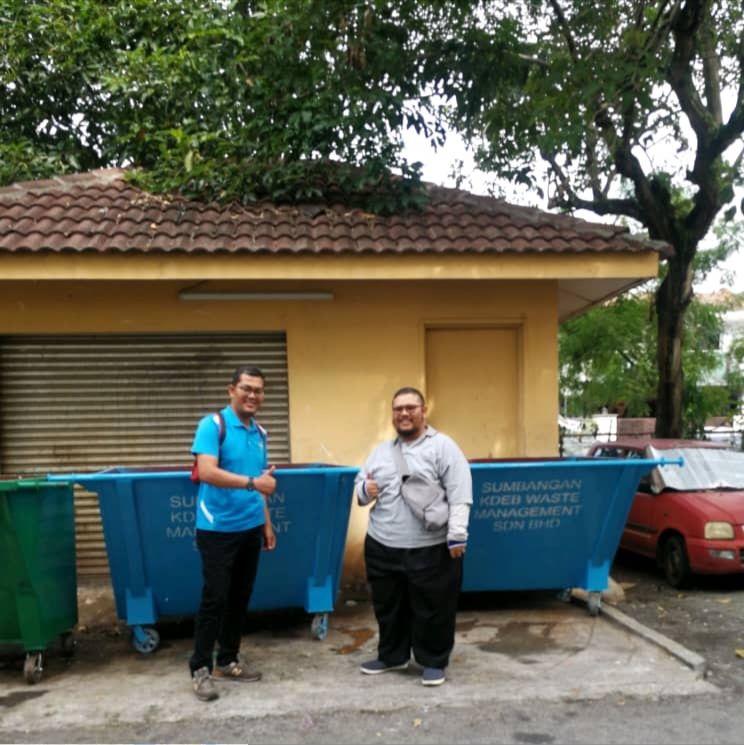 KDEBWM serah 5 tong 'leach bin' kepada Apartment Tropika