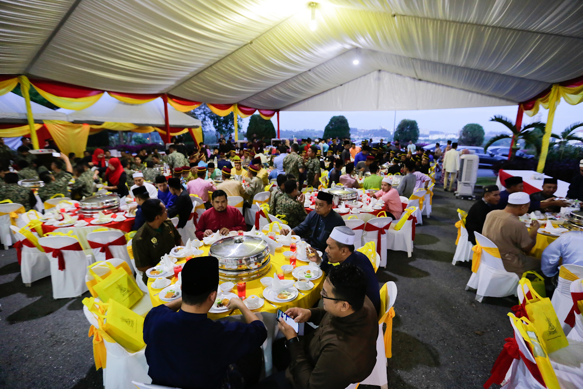 MB berbuka puasa bersama anggota beruniform