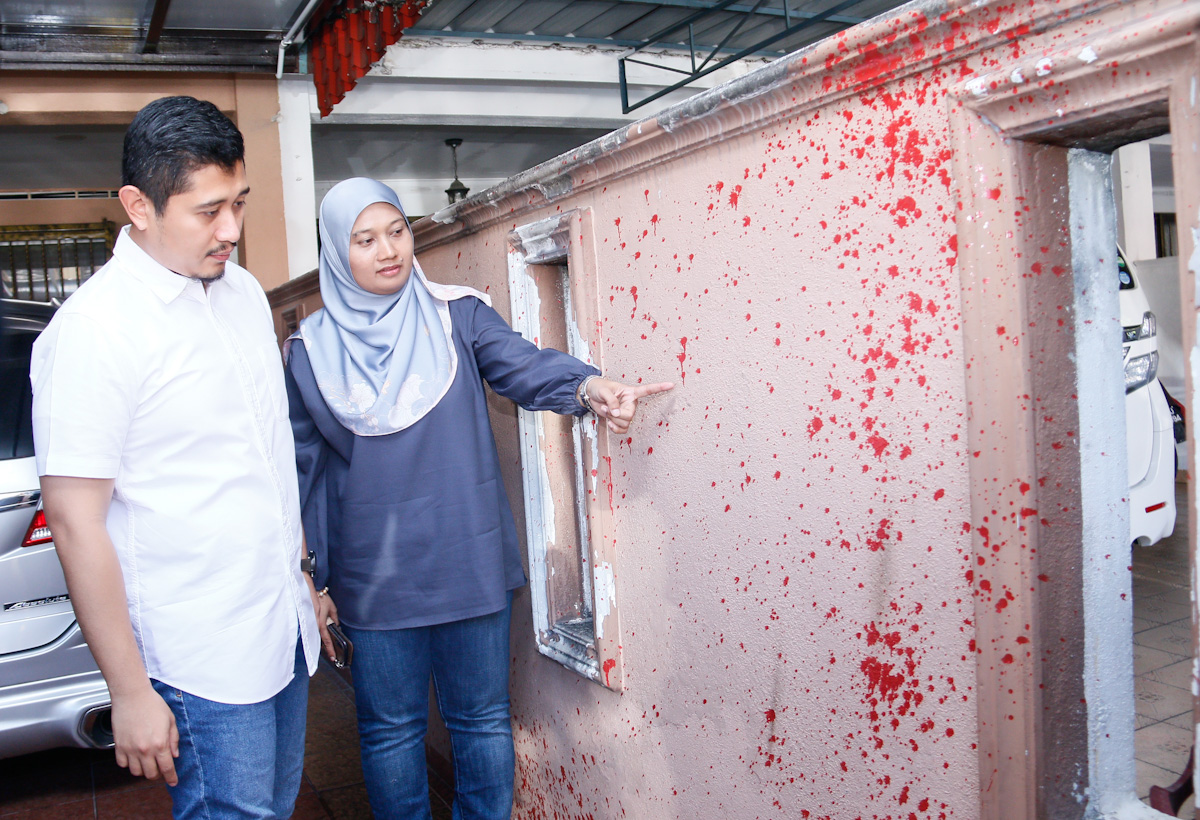 Tindakan pengecut simbah cat merah, lempar molotov cocktail