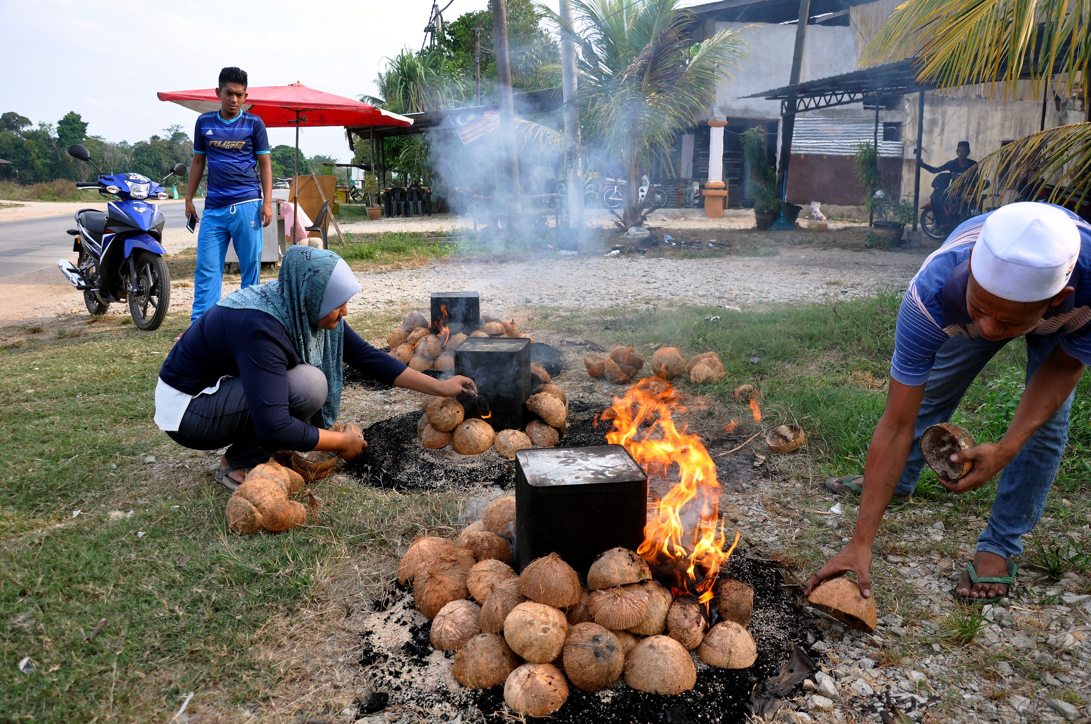 Keunikan 'Ayam Tin' Kampung Lubuk Kawah