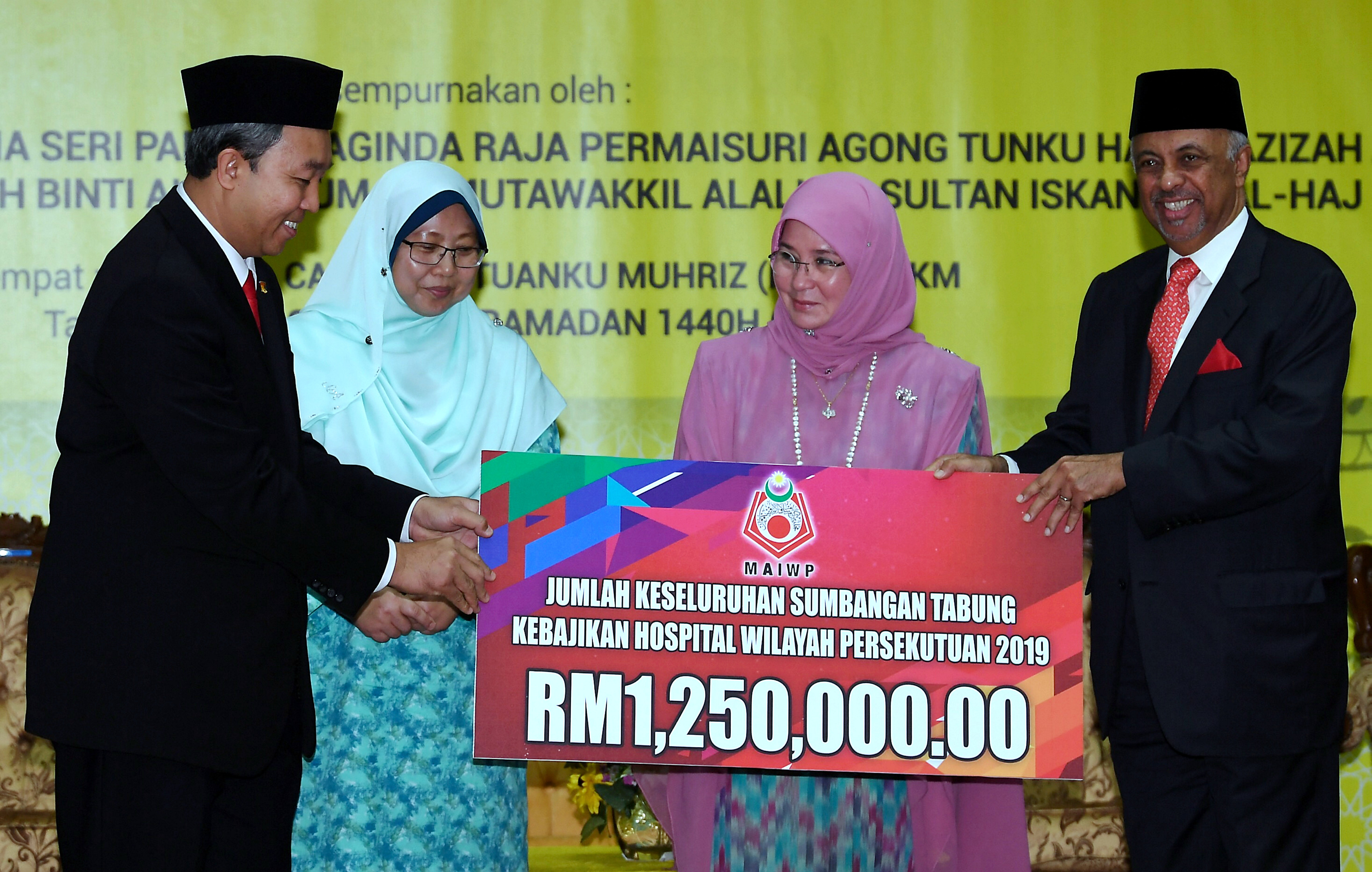 Tunku Azizah serah sumbangan zakat MAIWP RM1.35 juta