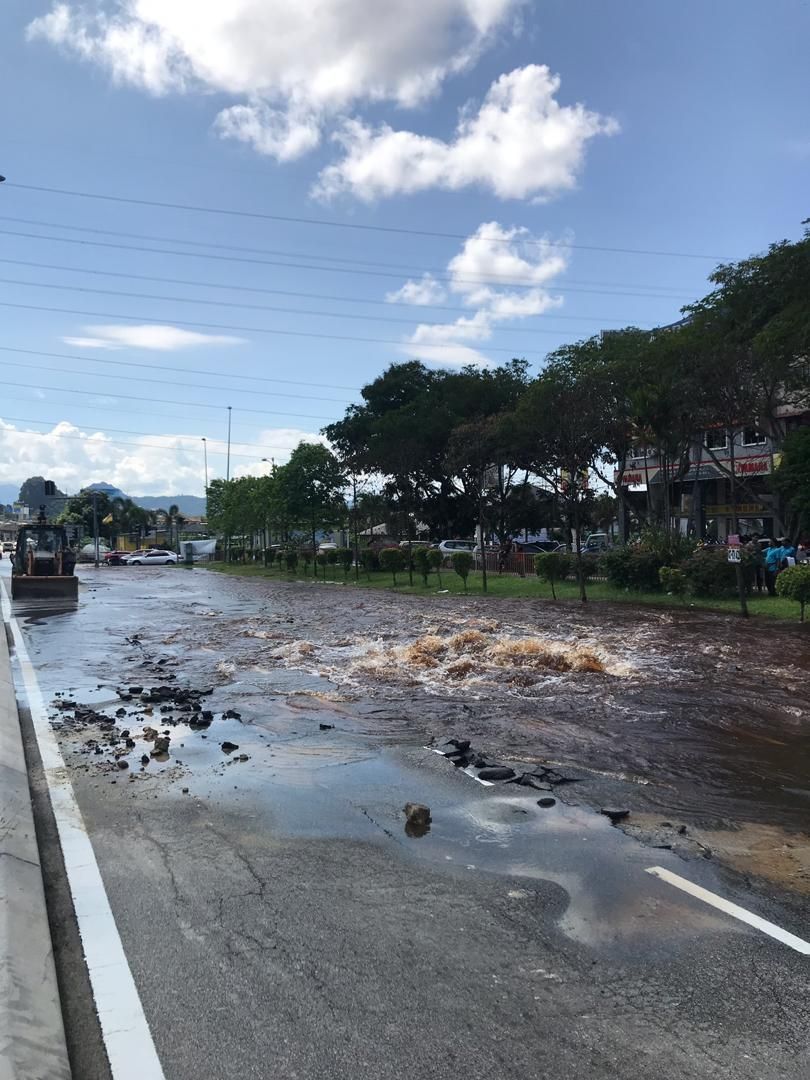 குழாய் உடைந்ததால் கோம்பாக் வட்டாரத்தில் குடிநீர் விநியோகம் தடைபட்டது