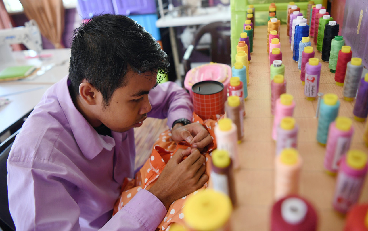 Remaja berkeperluan khas bantu jahit baju raya