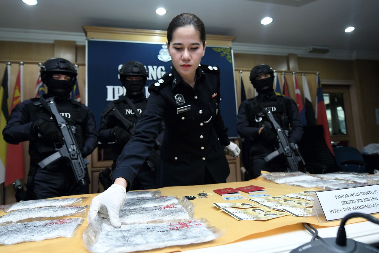 Tiga individu leka lekat paket dadah ditahan