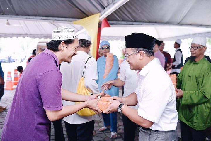 MB santuni masyarakat, serah bubur lambuk di hari pertama Ramadan