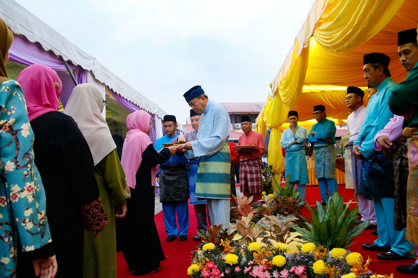 Sultan Sharafuddin serah bantuan raya kepada asnaf