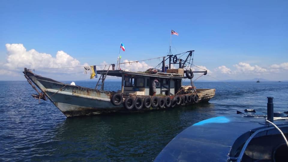 PPM Tawau tahan tiga bot nelayan menunda di kawasan larangan