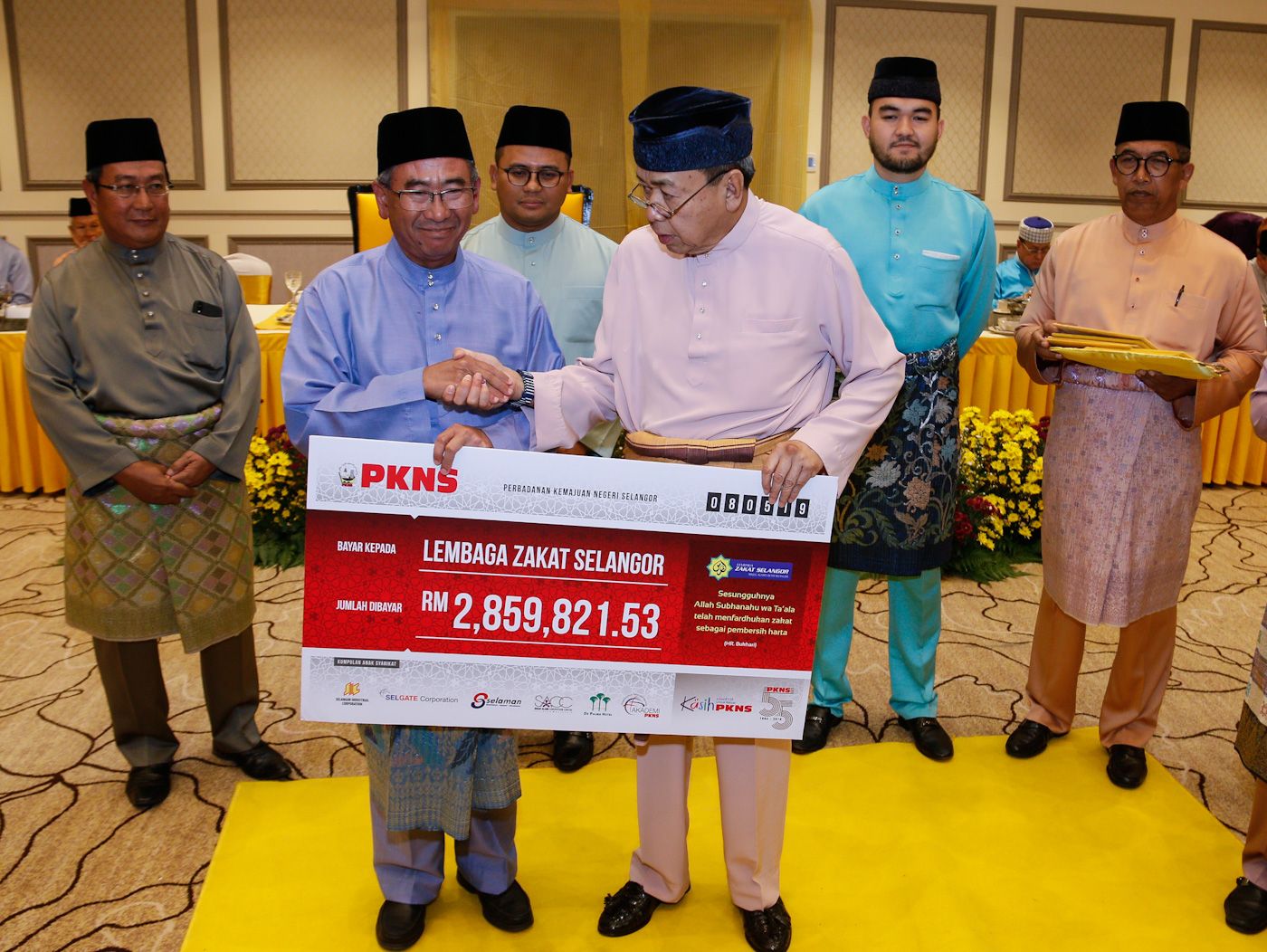 நிறுவனங்கள் வழங்கிய வெ.13.1 மில்லியன் ஜக்காட் நிதி சிலாங்கூர் சுல்தான் பெற்றுக் கொண்டார்