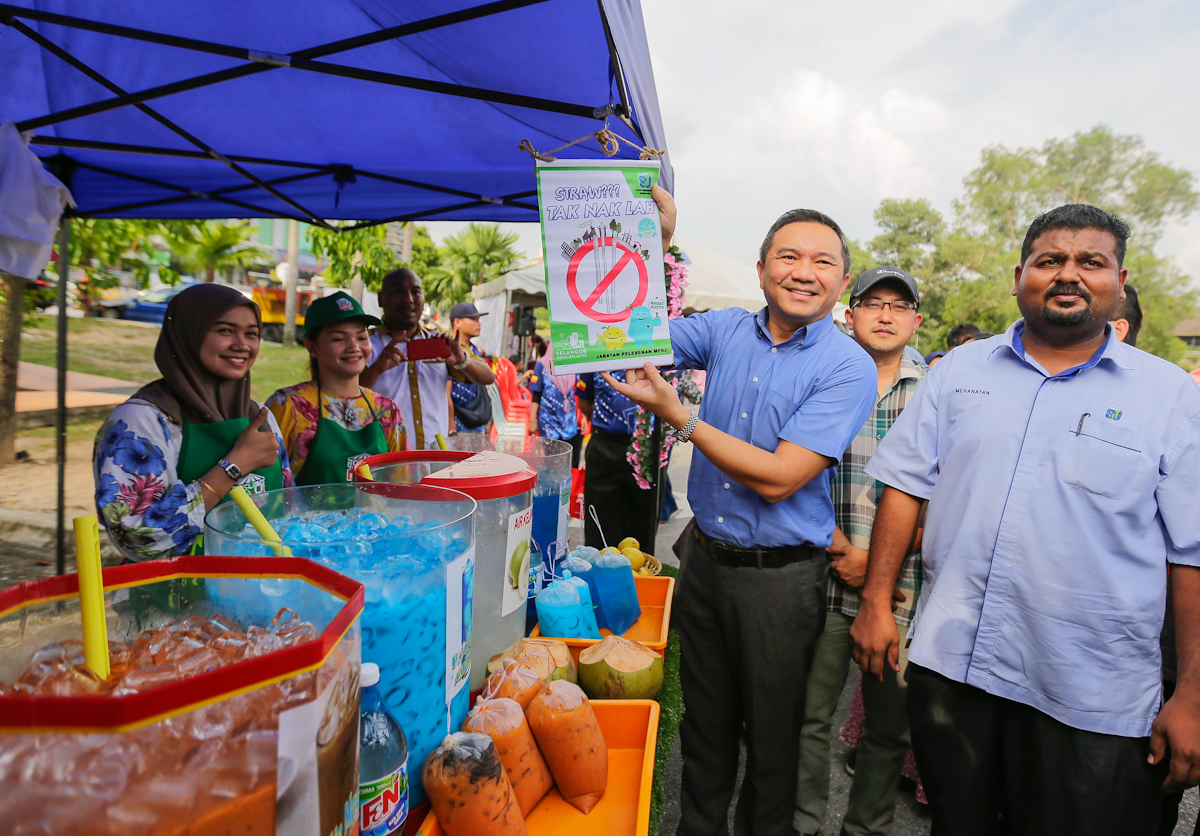 236 peniaga laksana kempen bebas penyedut minuman plastik