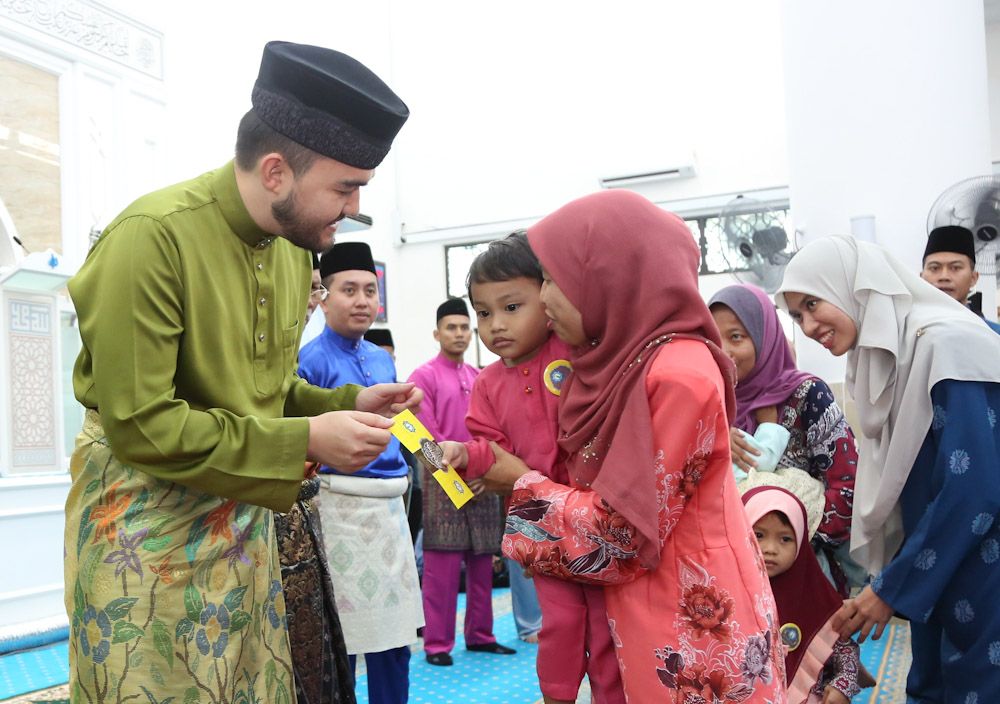 Raja Muda Selangor berkenan serah sumbangan Aidilfitri