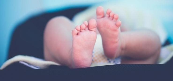 Bayi perempuan masih bertali pusat, uri ditemukan dalam tong sampah