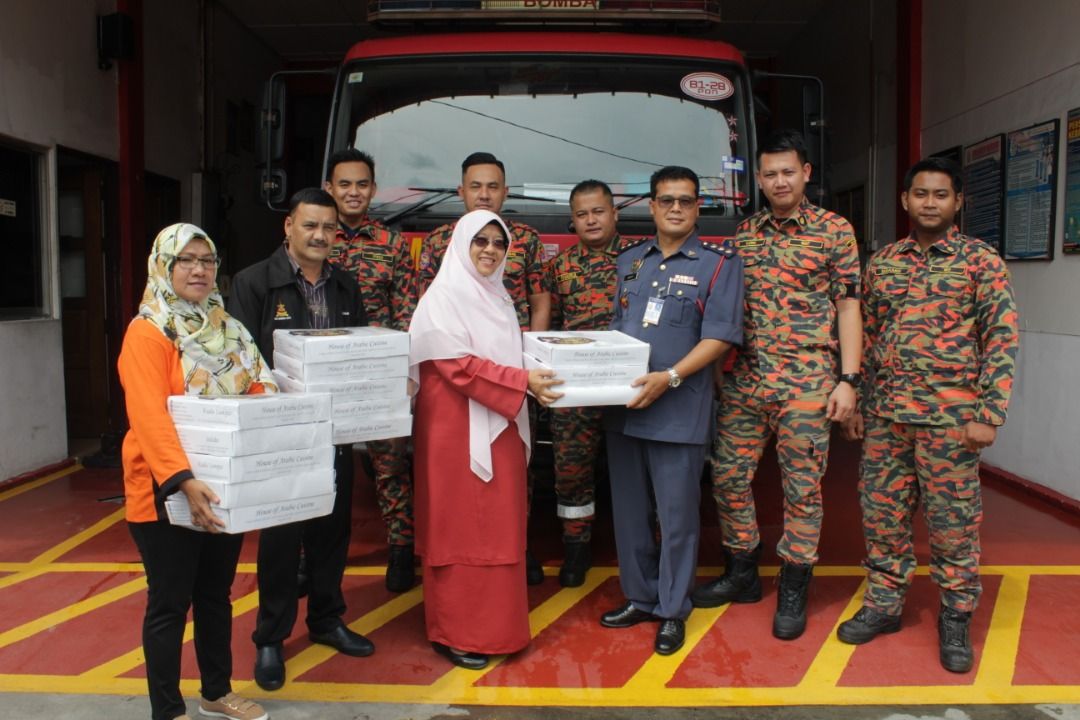 800 penjawat awam terima pek iftar