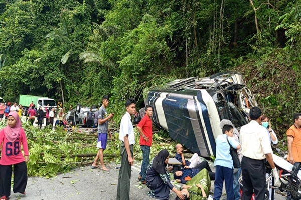 Seorang maut, 37 cedera dalam kemalangan libatkan bas dan SUV